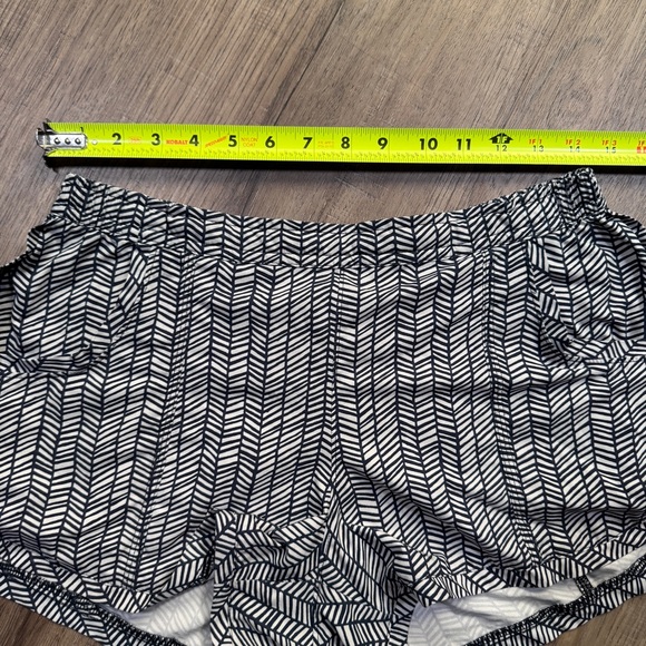 Athleta Blue and Gray Shorts - Chevron Pattern - Size Small - Picture 6 of 11